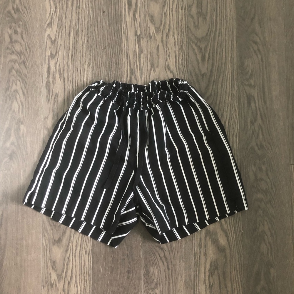 Jachs Girlfriend New York Black Striped Linen Blend Shorts | Size S